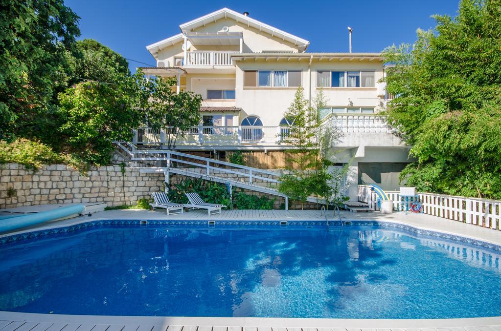 Ha'Seuda Ha'Achrona Suites Amirim Bagian luar foto