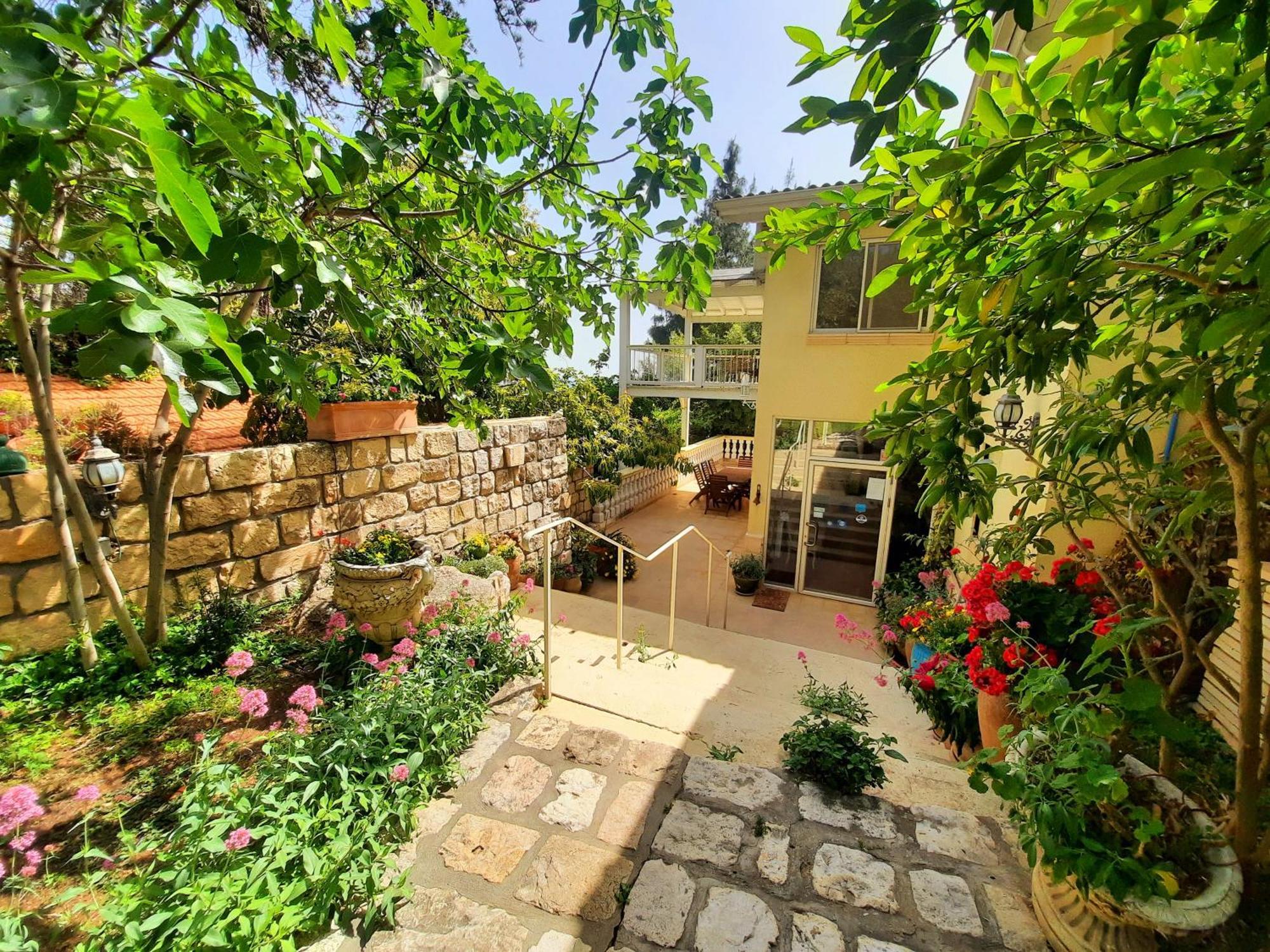 Ha'Seuda Ha'Achrona Suites Amirim Bagian luar foto