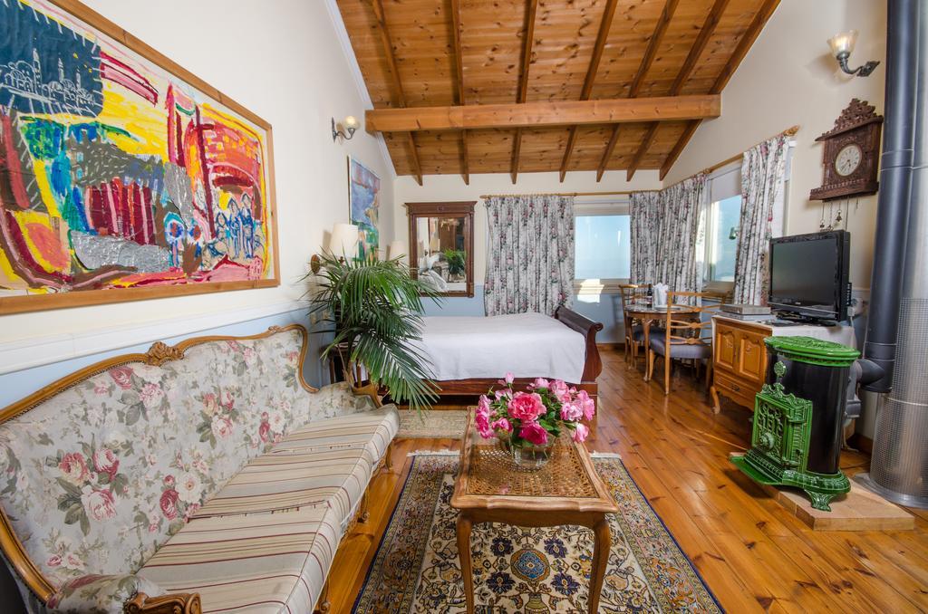Ha'Seuda Ha'Achrona Suites Amirim Bagian luar foto