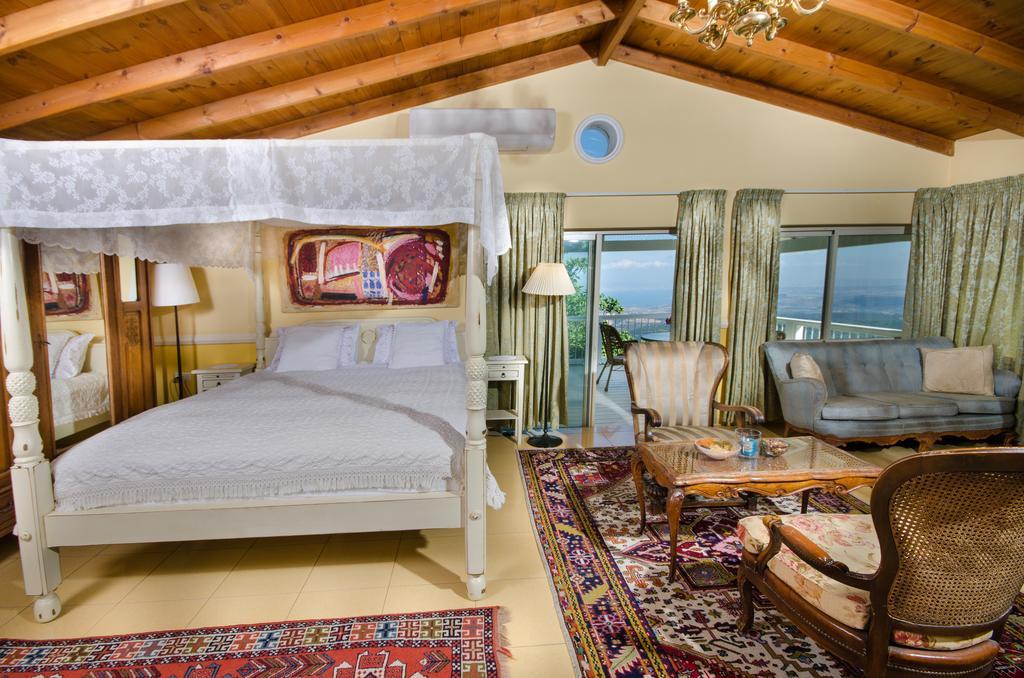 Ha'Seuda Ha'Achrona Suites Amirim Bagian luar foto