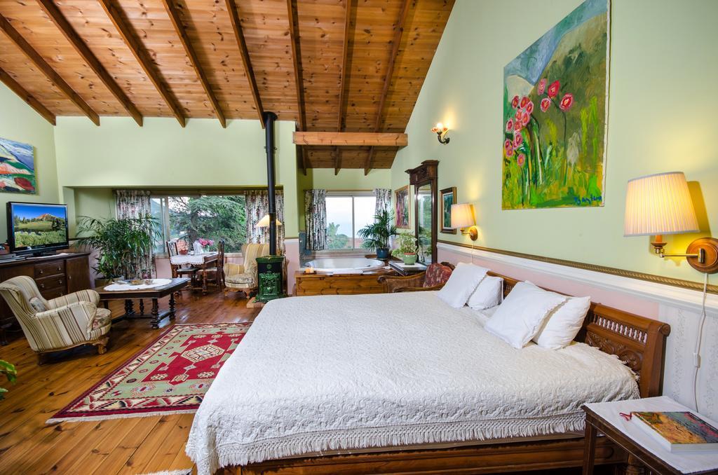 Ha'Seuda Ha'Achrona Suites Amirim Ruang foto