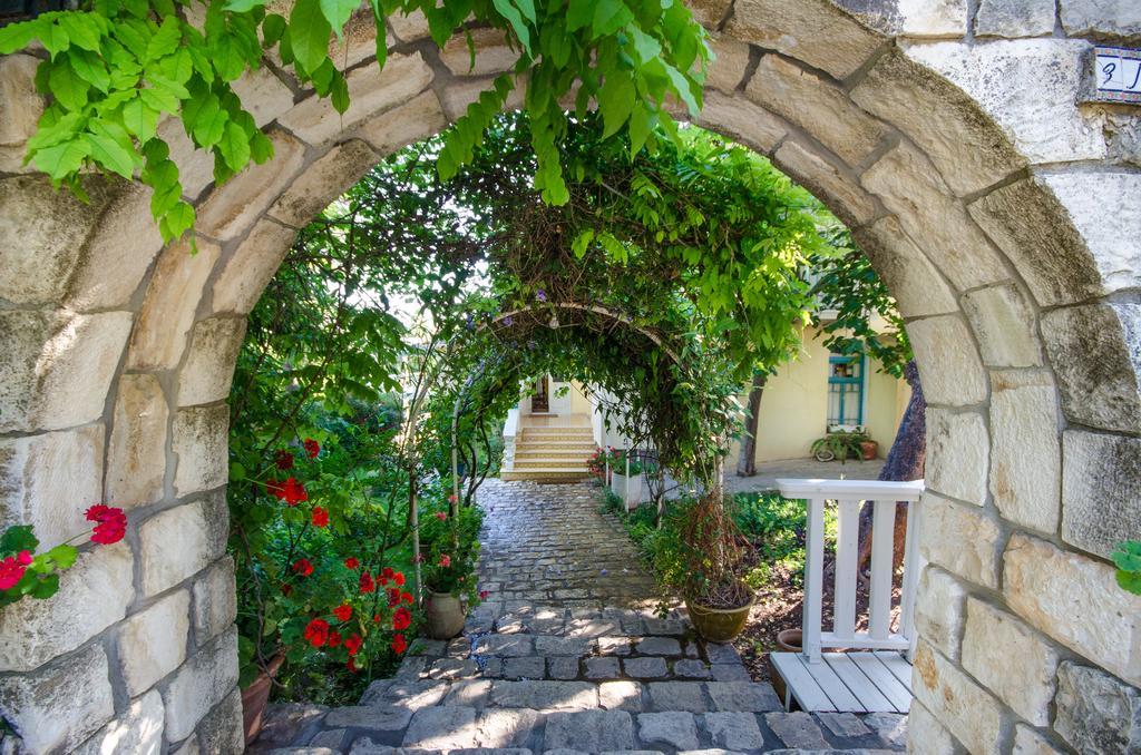 Ha'Seuda Ha'Achrona Suites Amirim Bagian luar foto